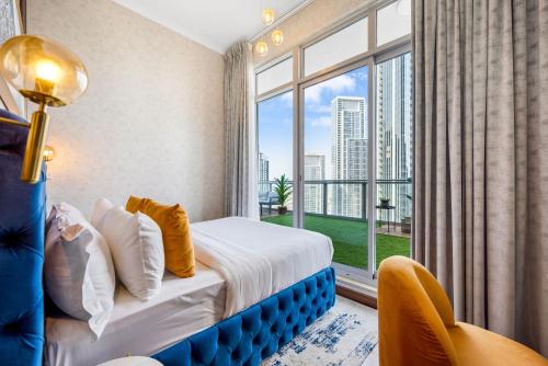 ドバイにあるDurrani Homes - Alluring 5BR Penthouse with Burj Khalifa and Fountain Viewのベッドと大きな窓があるホテルの部屋
