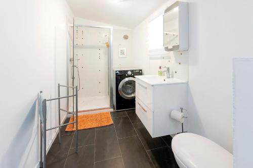 une salle de bain avec un lavabo et une machine à laver dans l'établissement La Collégiale - Paris 5ème arrondissement, à Paris