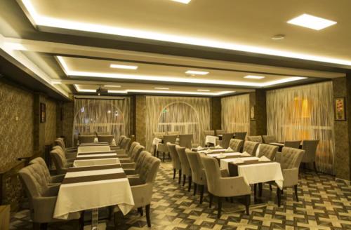 Restoran atau tempat lain untuk makan di kars-i şirin otel
