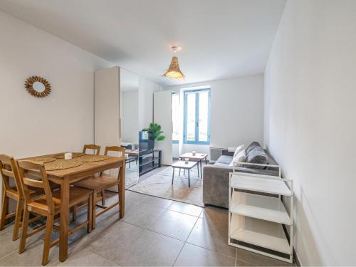 une salle à manger et un salon avec une table et des chaises dans l'établissement Renovated 2 rooms Monaco border, à Beausoleil
