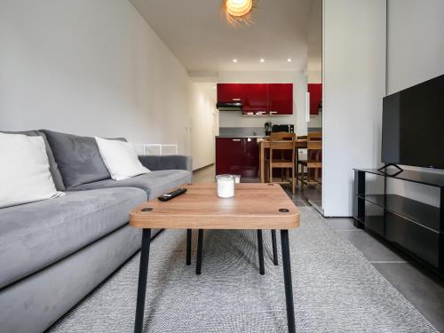 un salon avec un canapé et une table basse dans l'établissement Renovated 2 rooms Monaco border, à Beausoleil