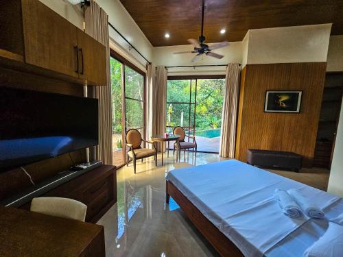 Un pat sau paturi într-o cameră la CORON RIVERSIDE Guesthouse