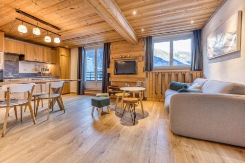un salon avec un canapé et une table dans l'établissement Apt Le Lyret, à Chamonix-Mont-Blanc
