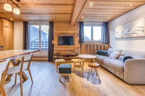 un salon avec un canapé et une table dans l'établissement Apt Le Lyret, à Chamonix-Mont-Blanc