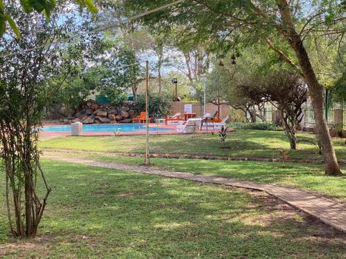 Taman di luar Wild View Resort