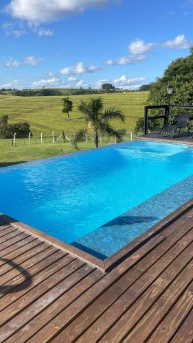 Bazén v ubytování Chalé Paraíso Particular com Piscina Aquecida nebo v jeho okolí