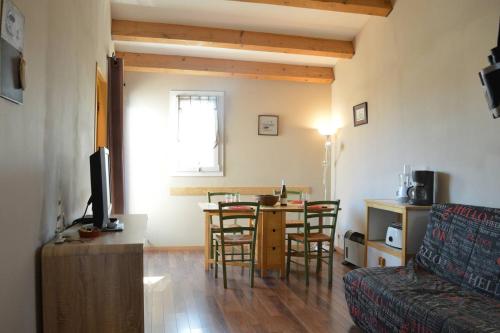 un salon avec une table, des chaises et un canapé dans l'établissement SP520-K227 Appt 2 pièces cabine 4 couchages SAINT PIERRE LA MER, à Saint Pierre La Mer