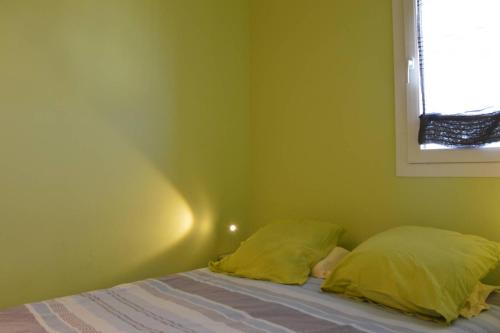 - un lit avec 2 oreillers dans l'établissement SP520-K227 Appt 2 pièces cabine 4 couchages SAINT PIERRE LA MER, à Saint Pierre La Mer