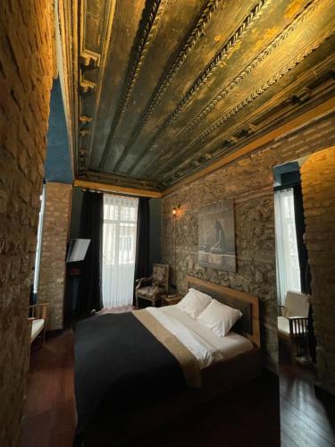 Historical Blue Ceiling & Old Wine Cellar- Non Smoking