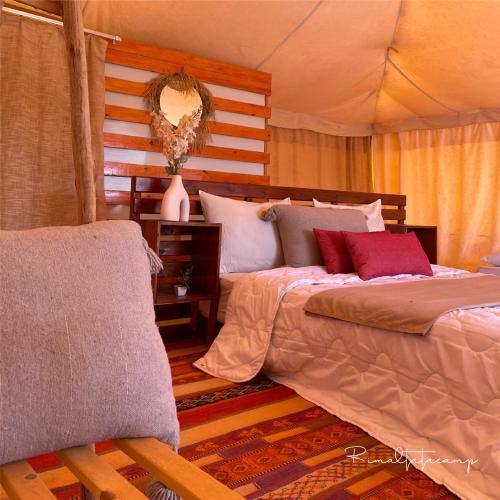 a bedroom with two beds in a tent at Rimal tata camp in Migourdâne