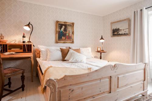 Ένα ή περισσότερα κρεβάτια σε δωμάτιο στο Grand Hotel Lysekil