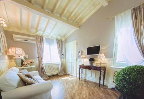 Signoria Suite Elegant With View - Daily Refresh Available