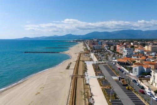 - une vue sur la plage, la ville et l'océan dans l'établissement Magnifique studio en bord de mer vue montagne, à Saint-Cyprien