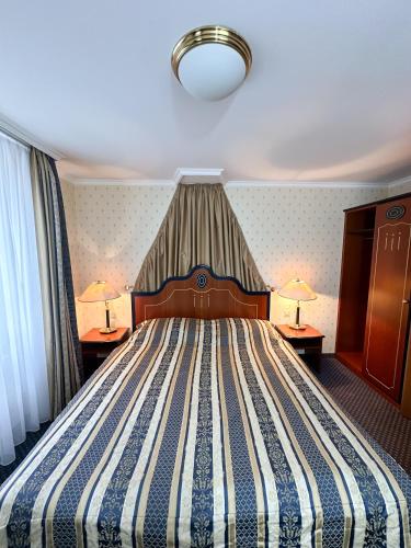 a bedroom with a bed with two lamps on two tables at Room's at HAUS am SEE direkt am Thunersee gelegen mit SELF CHECK IN & digitaler Rezeption in Oberhofen am Thunersee