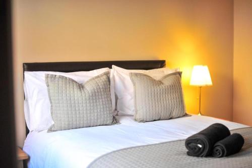 Кровать или кровати в номере The White Hart Rooms