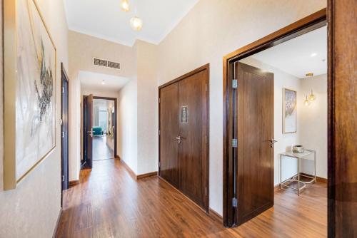 ドバイにあるDurrani Homes - Alluring 5BR Penthouse with Burj Khalifa and Fountain Viewの木製のドアと木製の床が施された空の廊下