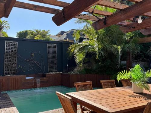Bazén v ubytování Hout Bay Luxury Home nebo v jeho okolí