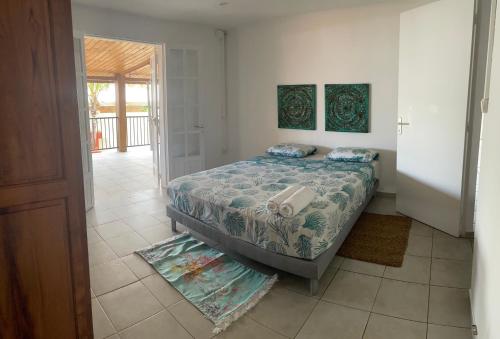 a bedroom with a bed in a room at Tissianna Villa Confort de Grand Anse in Petite Île