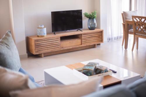 TV a/nebo společenská místnost v ubytování Hout Bay Luxury Home