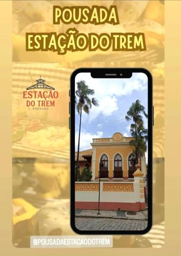 a cell phone taking a picture of a casa esega exterior at Pousada Estação do Trem in São João del Rei