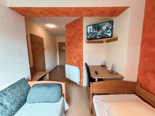 a small room with a bed and a desk at Breitenberger Hof "inklusive Frühstück" in Breitenberg