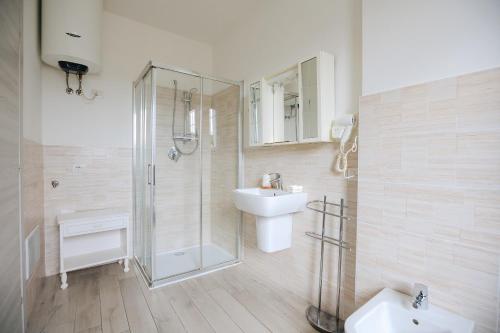 Un baño con ducha, lavabo e inodoro. en SG Rooms - Casa Laura, en Peschiera del Garda