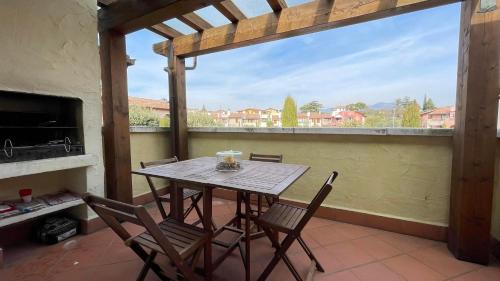 a table and chairs on a balcony with a view at Poggio al sole in Manerba del Garda