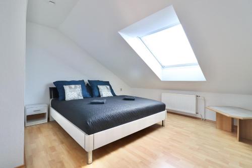 Un dormitorio con una cama y una claraboya. en At The Top - podkroví s terasou, en Hrdějovice