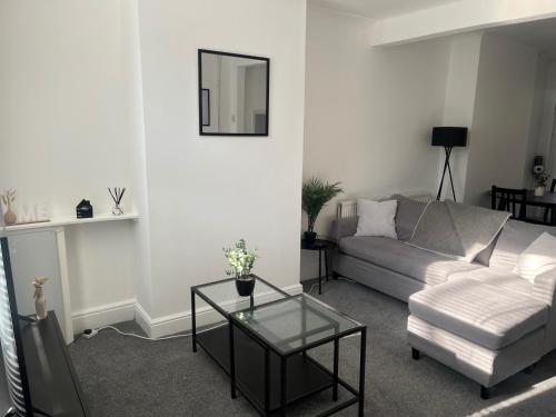 Ruang duduk di Cosy 2-Bed Home - Central Location - Train Station