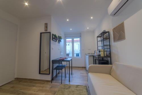 un salon avec un canapé et une table dans l'établissement Pasteur Collection - Design & Cosy - 2pers, à Villeurbanne