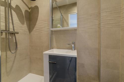 une salle de bain avec un lavabo et une douche dans l'établissement Pasteur Collection - Design & Cosy - 2pers, à Villeurbanne