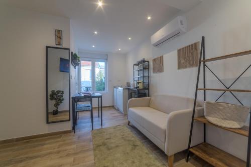 un salon avec un canapé et une table dans l'établissement Pasteur Collection - Design & Cosy - 2pers, à Villeurbanne