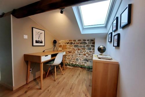 un bureau avec un bureau et une fenêtre dans l'établissement Grand appartement proche métro avec climatisation, à Lyon