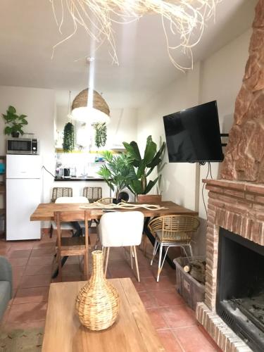 OhanesにあるAlojamiento Rural El Abuelo Pacoのテーブルと暖炉のあるリビングルーム