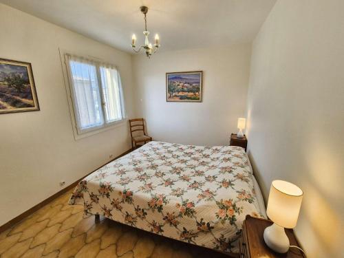 une petite chambre avec un lit et une fenêtre dans l'établissement Appartement 1 chambre, climatisation, proche plage, tout à pied, à Sanary-sur-Mer