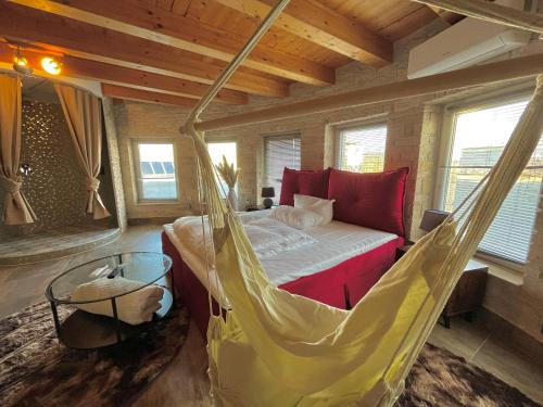 a bedroom with a hammock bed in a room at Hotel Zur alten Stadtkellerei Leipzig in Leipzig