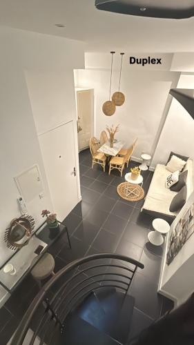 un salon avec un canapé et une table dans l'établissement Sainte Apartments, à Marseille