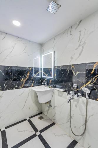 a bathroom with a sink and a bath tub at Hotel SM Deccan Park Airport Zone Shamshabad Hyderabad in Shamshabad