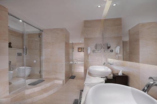 Ванна кімната в The Alana Yogyakarta Hotel and Convention Center