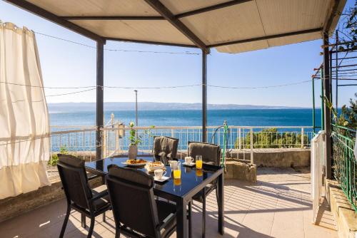 Anamarie Beachfront Apartments