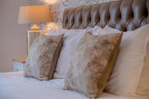 Postel nebo postele na pokoji v ubytování Stonehouse Court Hotel - A Bespoke Hotel