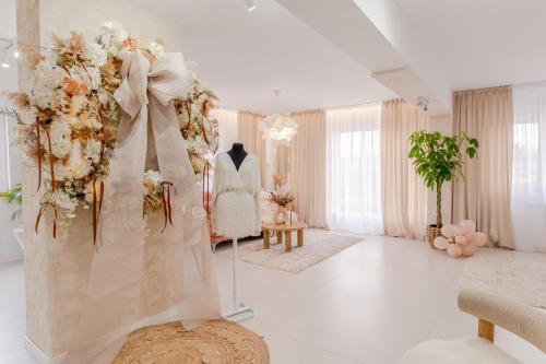 een witte kamer met een jurk op een mannequin bij Penthouse View Aeroport Iasi 2 in Iaşi
