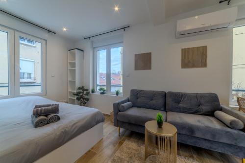 une chambre avec un lit et un canapé dans l'établissement Pasteur Collection - Confort & Design - 2pers, à Villeurbanne