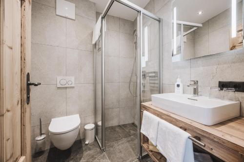 ゲルロスにあるApartment Dorfbahnの洗面台、トイレ、シャワー付きのバスルーム