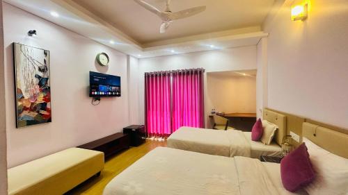 a hotel room with two beds and a pink window at Best Southern Hotel in Kuākāta