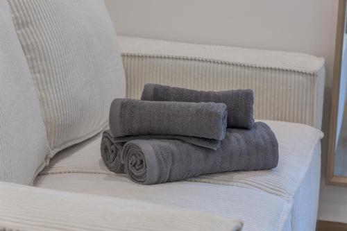 une pile de serviettes posée sur un lit dans l'établissement Pasteur Collection - Cosy & Charmant 2pers, à Villeurbanne