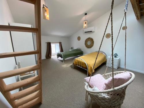 Postel nebo postele na pokoji v ubytování Maison climatisée au centre du village