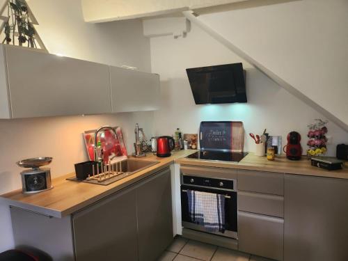 Kuchyň nebo kuchyňský kout v ubytování Maison climatisée au centre du village