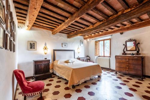 una camera da letto con un letto e una sedia di Green apartment Siena a Siena
