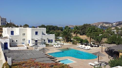 una vista aérea de una villa con piscina en Paradise Apartments Studios, en Mylopotas